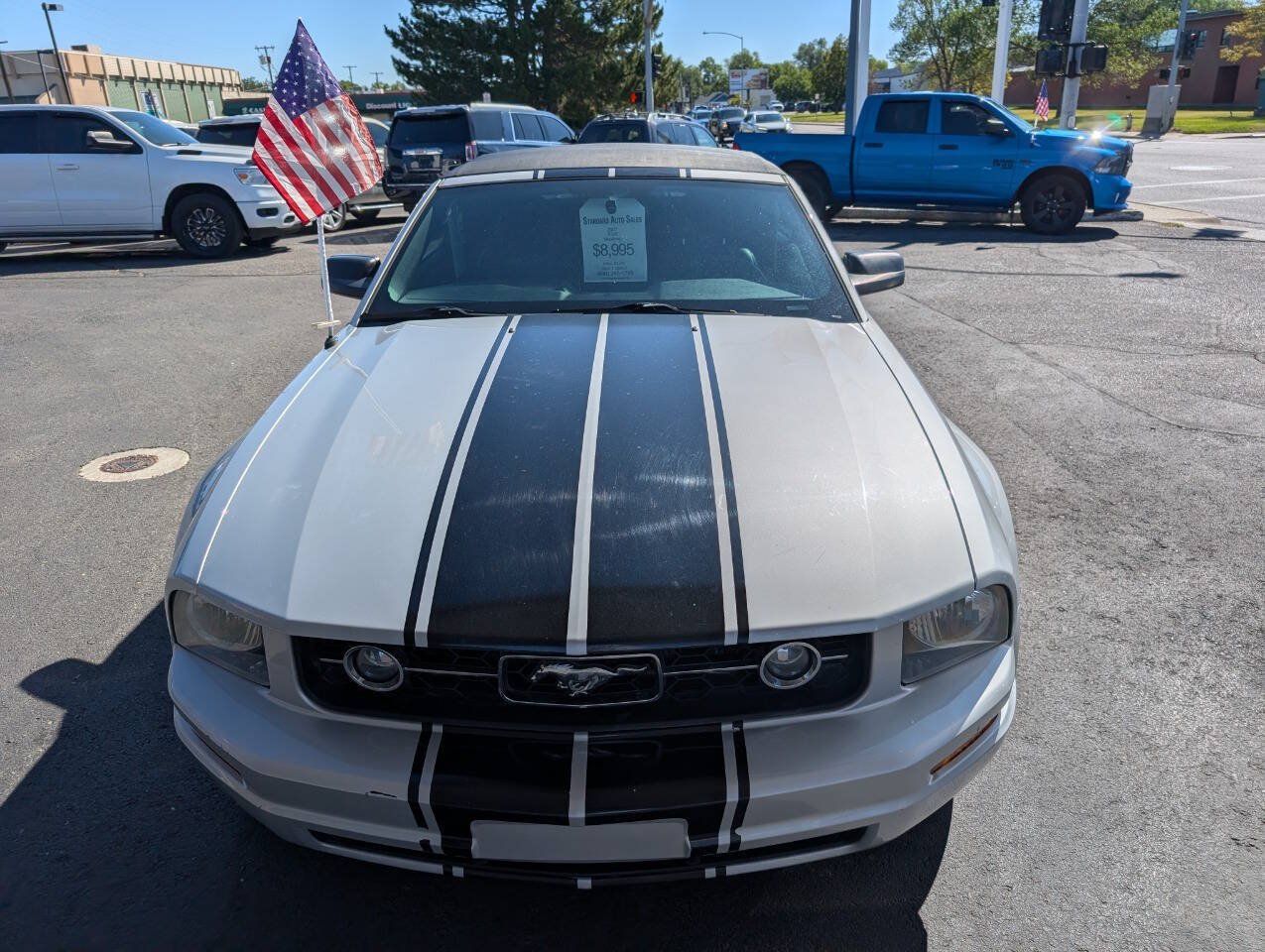 Used 2007 Ford Mustang Convertible RWD image 2