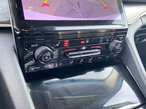 Used 2023 Jeep Grand Cherokee Limited image 13