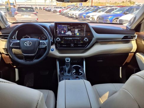 Used 2020 Toyota Highlander Limited image 2