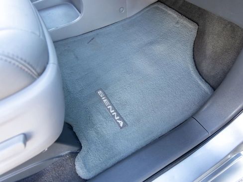 Used 2018 Toyota Sienna XLE image 31