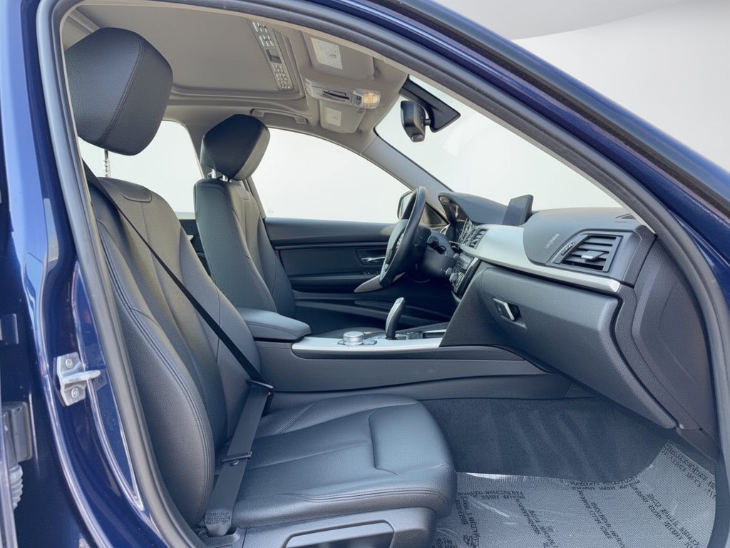 Used 2018 BMW 320i xDrive Sedan w/ Premium Package AWD/4WD image 28