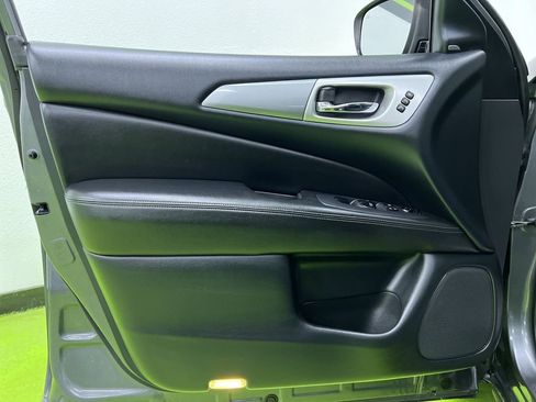 Used 2019 Nissan Pathfinder SL AWD/4WD image 16