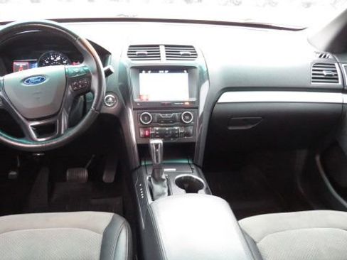 Used 2017 Ford Explorer XLT w/ Equipment Group 202A image 2