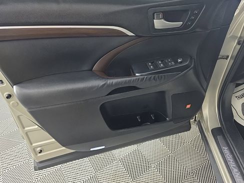 Used 2014 Toyota Highlander Limited Platinum AWD/4WD image 12