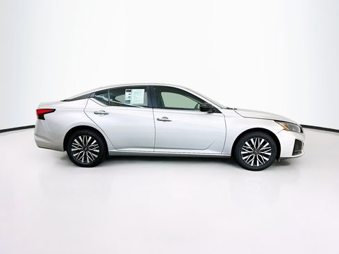 Used 2024 Nissan Altima 2.5 SV AWD/4WD image 10
