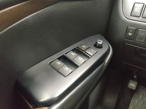 Used 2019 Toyota Highlander XLE image 27