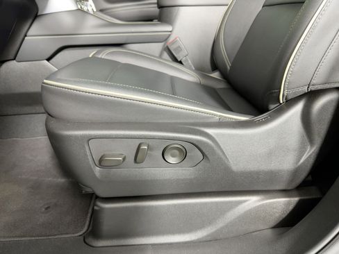 Used 2024 GMC Yukon SLT w/ SLT Luxury Package image 12