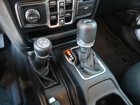 Used 2024 Jeep Wrangler Unlimited Sahara w/ Technology Group AWD/4WD image 25
