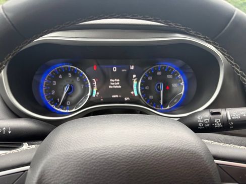 Used 2024 Chrysler Pacifica Touring-L FWD image 17