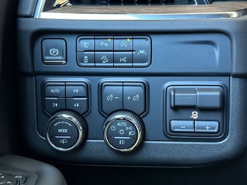 New 2025 Chevrolet Suburban High Country image 33