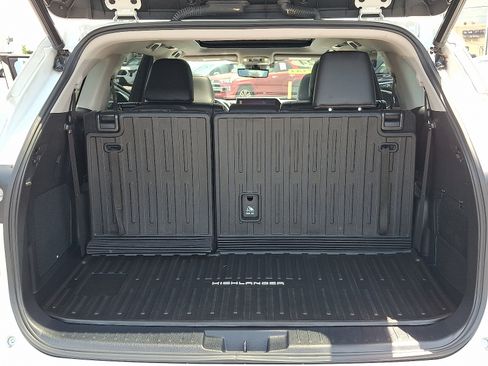 Used 2023 Toyota Highlander Platinum AWD/4WD image 29