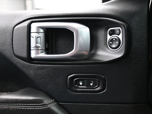 Used 2018 Jeep Wrangler Unlimited Sahara AWD/4WD image 25