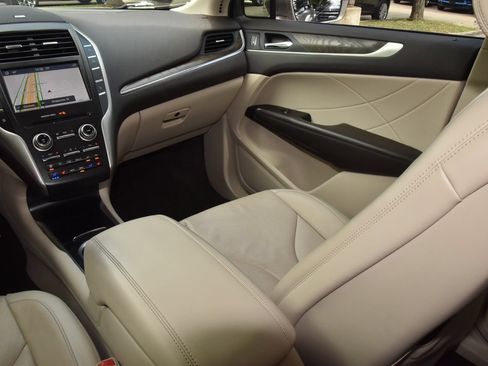 Used 2019 Lincoln MKC Reserve w/ MKC Technology Package FWD image 17