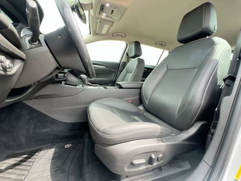 Used 2018 Buick Regal Essence w/ Driver Confidence Package #1 AWD/4WD image 16