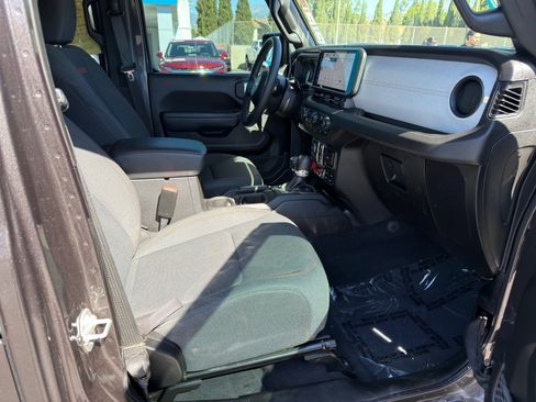 Used 2025 Jeep Wrangler Rubicon image 10