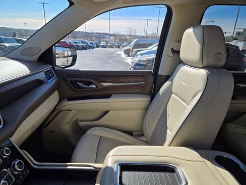 Used 2022 GMC Yukon XL Denali w/ Denali Premium Package image 24