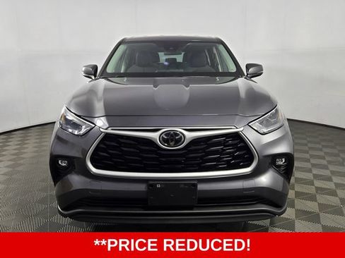 Used 2023 Toyota Highlander LE FWD image 2