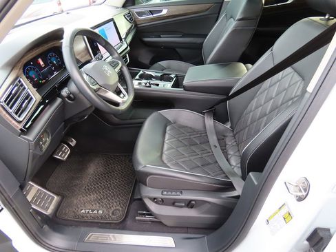 Certified 2024 Volkswagen Atlas SEL Premium R-Line image 42