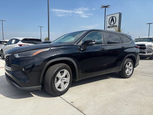 Used 2025 Toyota Highlander LE FWD image 3