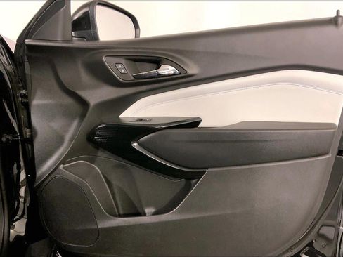 Used 2025 Chevrolet Trax LT w/ LT Convenience Package image 25