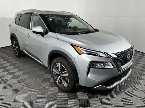 Used 2021 Nissan Rogue Platinum image 3