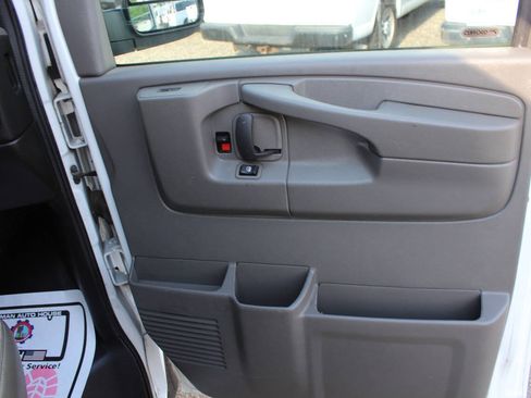 Used 2015 Chevrolet Express 3500 RWD image 18