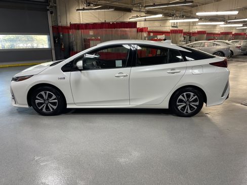 Used 2018 Toyota Prius Prime Advanced image 7
