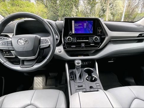 Used 2023 Toyota Highlander XLE AWD/4WD image 16