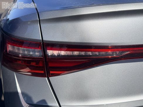Used 2025 Volkswagen Jetta SE FWD image 13