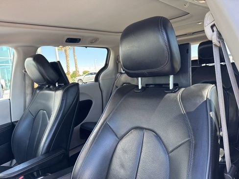 Used 2017 Chrysler Pacifica Limited w/ UConnect Theater Package FWD image 15