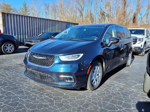 Used 2023 Chrysler Pacifica Touring-L image 5