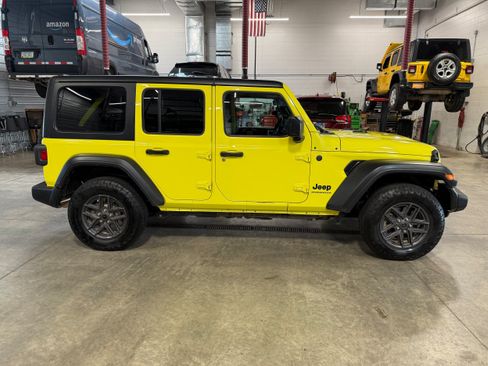 Used 2024 Jeep Wrangler Unlimited Sport AWD/4WD image 8