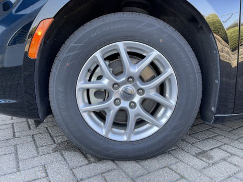 Used 2024 Chrysler Pacifica Touring-L image 11