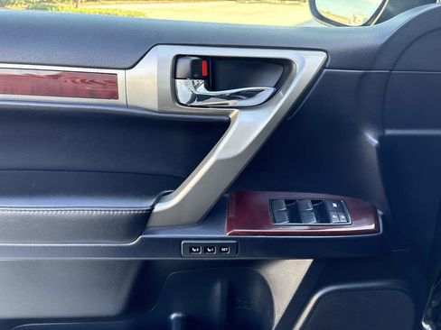 Used 2017 Lexus GX 460 image 24
