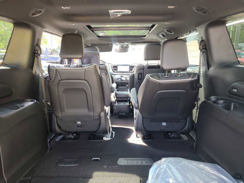 New 2023 Chrysler Pacifica Limited w/ Uconnect Theater Family Group image 8