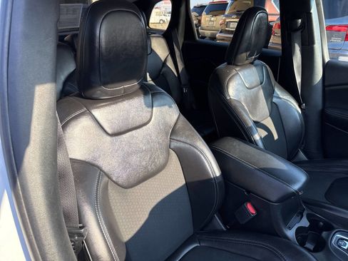 Used 2019 Jeep Cherokee Latitude Plus image 19