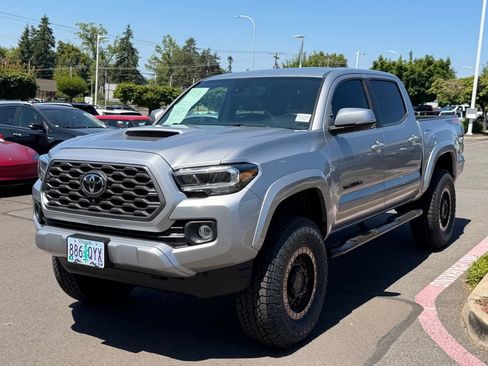 Used 2021 Toyota Tacoma TRD Sport w/ TRD Premium Sport Package AWD/4WD image 4