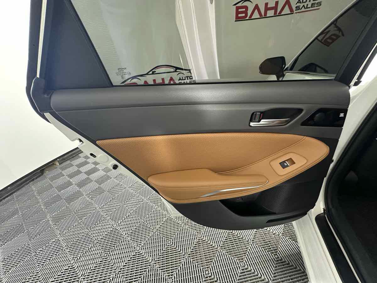 Used 2021 Toyota Avalon Touring w/ Advanced Safety Package FWD image 17