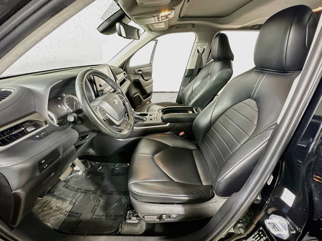 Used 2022 Toyota Highlander XLE AWD/4WD image 18