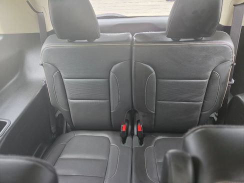 Used 2017 GMC Acadia Denali w/ Technology Package AWD/4WD image 25