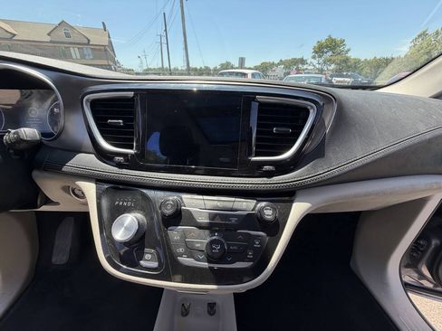 Used 2018 Chrysler Pacifica Limited FWD image 38