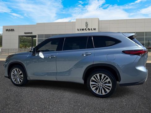 Used 2022 Toyota Highlander Platinum FWD image 5
