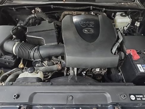 Used 2019 Toyota Tacoma TRD Off-Road AWD/4WD image 12