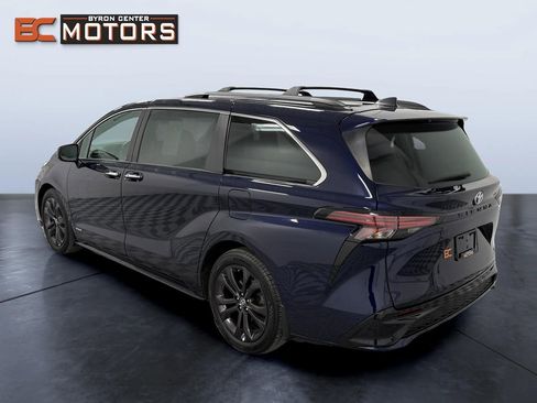 Used 2021 Toyota Sienna XSE image 4