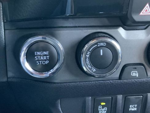 Used 2017 Toyota Tacoma TRD Off-Road image 32