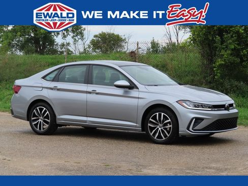 Used 2025 Volkswagen Jetta SE FWD image 1