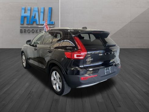 Used 2022 Volvo XC40 T5 Momentum image 3