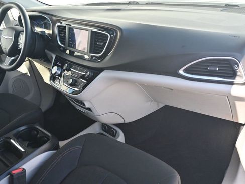 Used 2018 Chrysler Pacifica Touring Plus image 9
