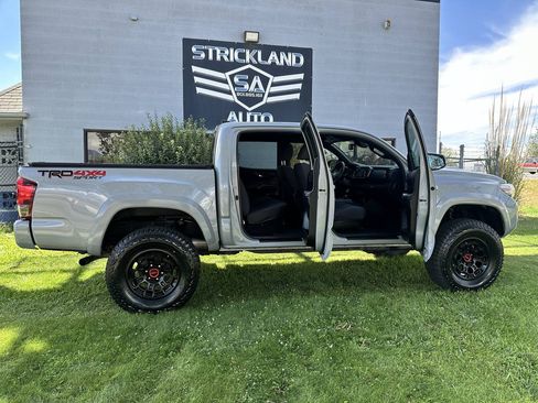 Used 2018 Toyota Tacoma TRD Sport AWD/4WD image 25