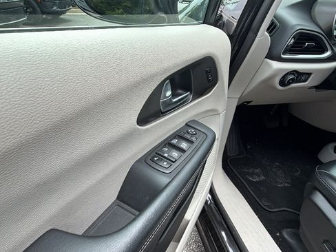 Used 2024 Chrysler Pacifica Touring-L FWD image 15